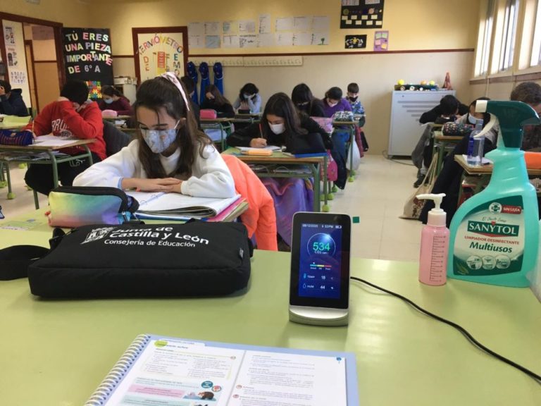Las aulas de Medina del Campo reciben la primera dotación de medidores de CO2