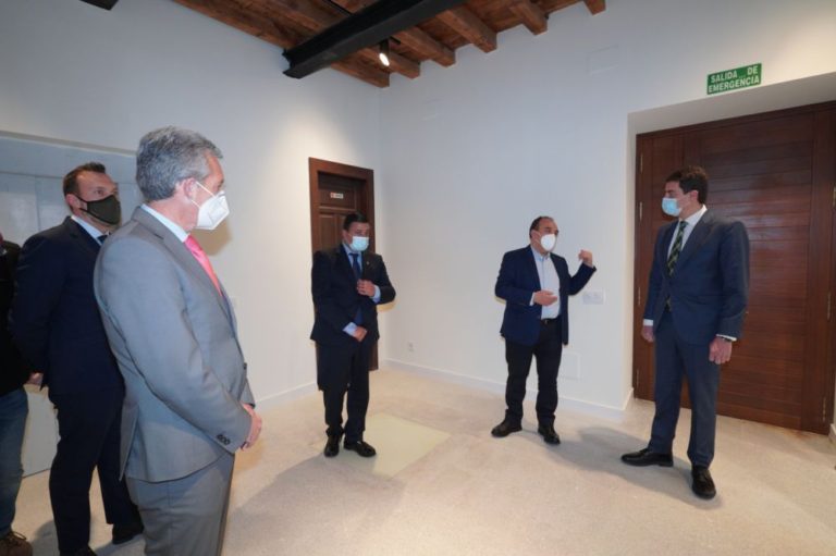 El consejero de la Presidencia, Ángel Ibánez ,visitá la casa natal de Adolfo Suárez
