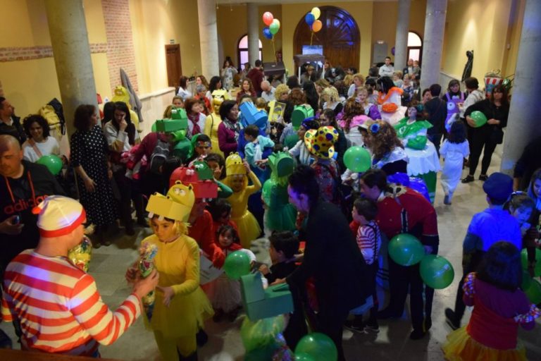 Desfiles, concursos y una chocolatada solidaria en el Carnaval de Rueda