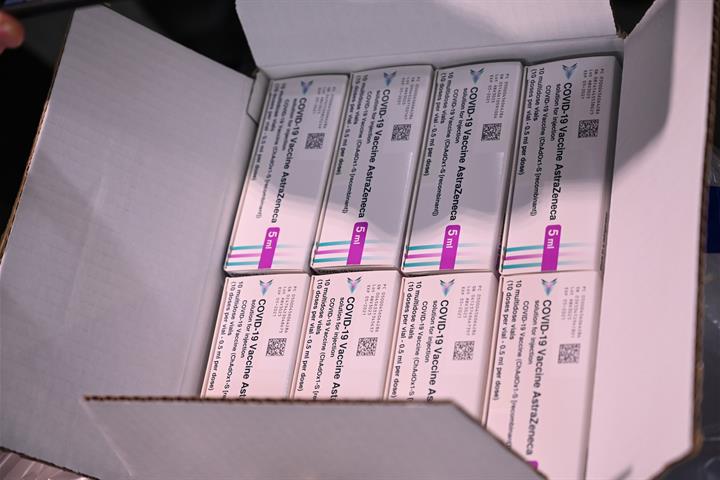 Mañana comienza el reparto a las CCAA de las primeras dosis de la vacuna de AstraZeneca y la Universidad de Oxford contra la COVID-19