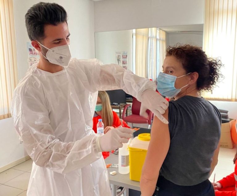 Los trabajadores sociosanitarios de Medina del Campo reciben la primera dosis de la vacuna de AstraZeneca