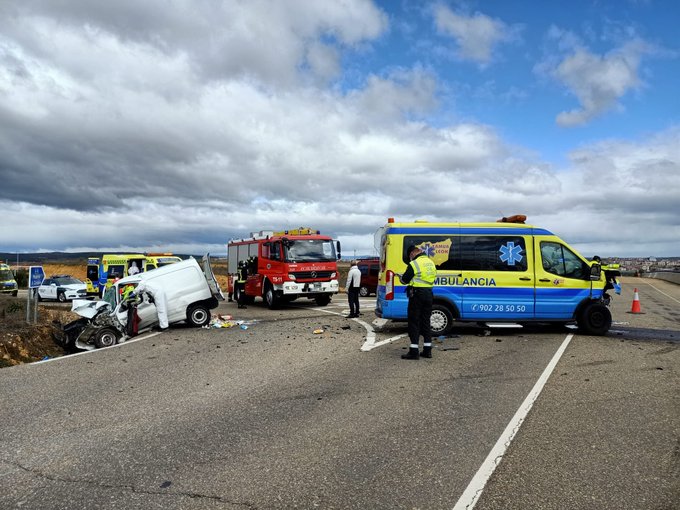 La colisión entre un turismo y una ambulancia deja dos personas heridas en Astorga