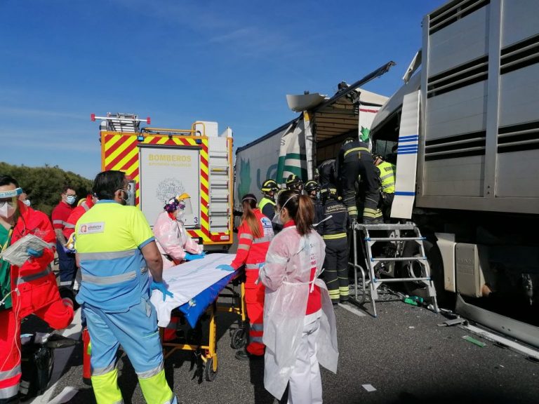 Tordesillas: Una persona herida tras la colisión entre dos camiones