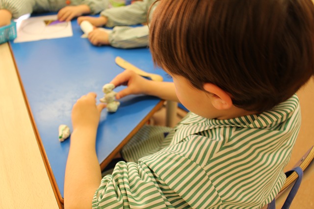 Castilla y León implantará la educación gratuita para niños de 1 a 2 años durante el curso 23-24