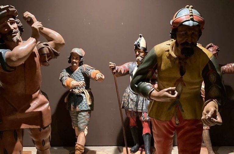 Exóticos visitantes irrumpen en las salas del Museo Nacional de Escultura en Valladolid