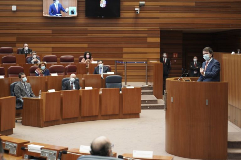 Moción de censura: Mañueco defiende su proyecto durante su comparecencia en las Cortes.