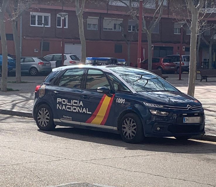 Un policía dispara y hiere a un varón que le perseguía armado con un hacha en Valladolid