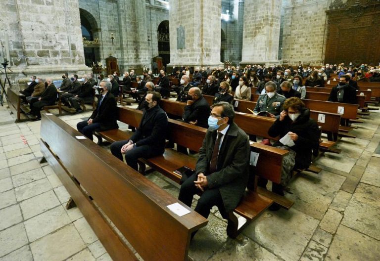 El presidente de la Diputación, Conrado Íscar, asiste al pregón de la Semana Santa de Valladolid