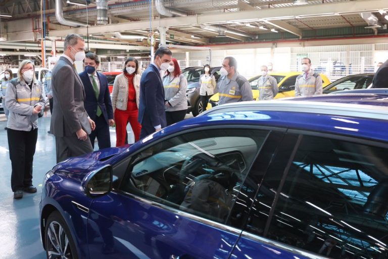 Felipe VI visita la fábrica de Renault en Palencia
