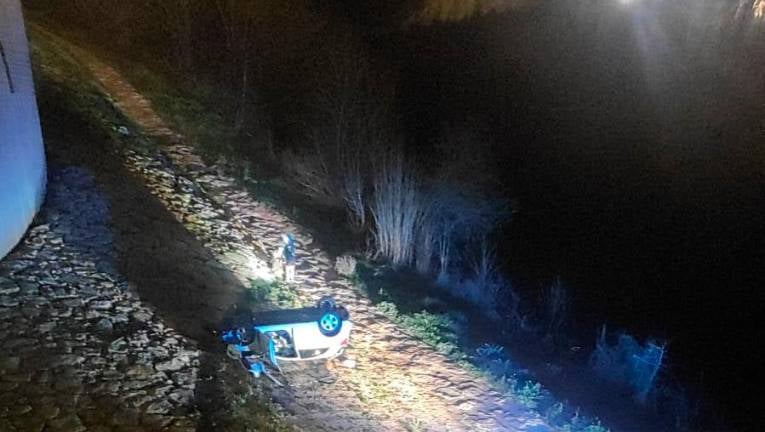 Una mujer herida al salirse de la vía su turismo y caer de altura junto al río en Salamanca
