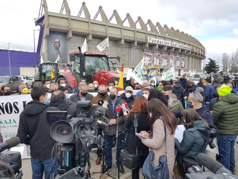 Caravana de tractores y coches por la calles de Valladolid contra la sobreprotección del lobo