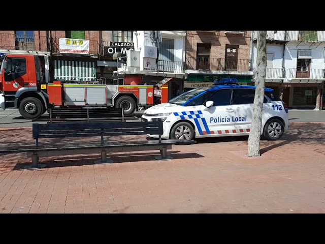 Policía y Bomberos acuden a la Plaza Mayor para retirar una placa de metal debido al fuerte viento.