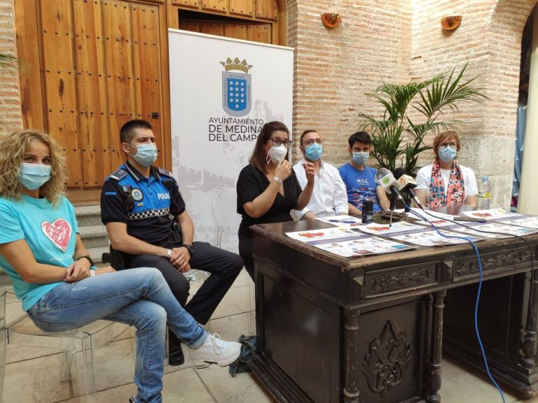 «Medina sigue latiendo» dona un desfibrilador para la Policía Local de Medina del Campo