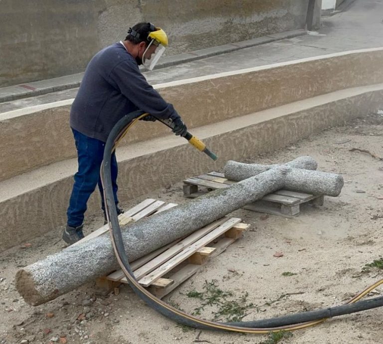 Bobadilla del Campo repara la cruz que preside la puerta de su Iglesia