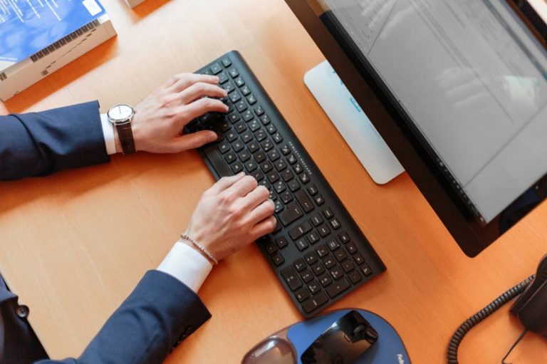 La Junta lanza una guía para enseñar a empleados públicos locales cómo aplicar la Inteligencia Artificial Generativa en su trabajo diario