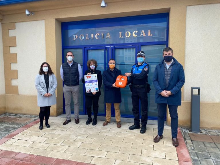 La Clínica Dental Barrero dona un desfibrilador a la Policía Local de Medina  del Campo