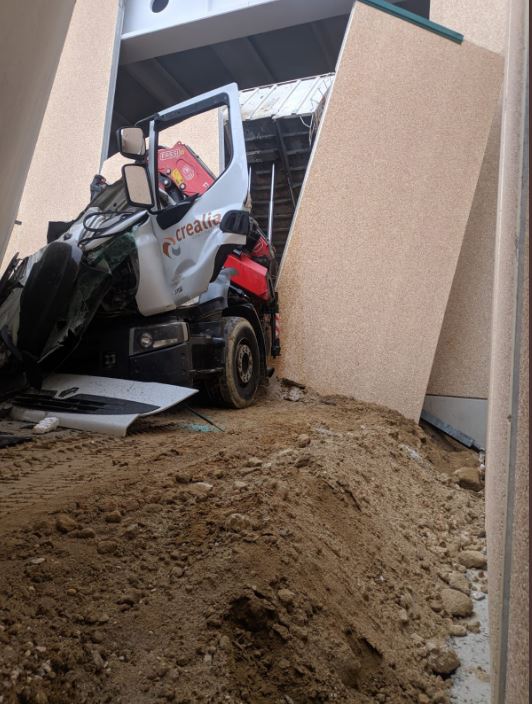 Medina del Campo: Un varón ha resultado herido tras caer sobre su camión material de construcción en las obras de una fábrica