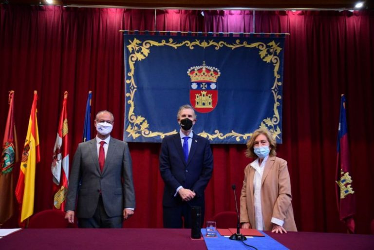 El Aula Magna de la Universidad de Burgos acogió el homenaje al hispanista francés Joseph Pérez