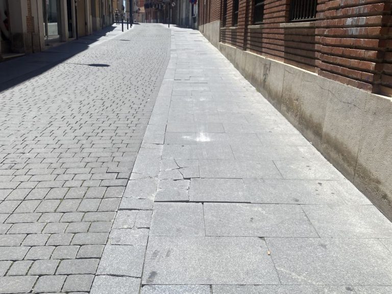 Baldosas hundidas en la calle Rafael Giraldo