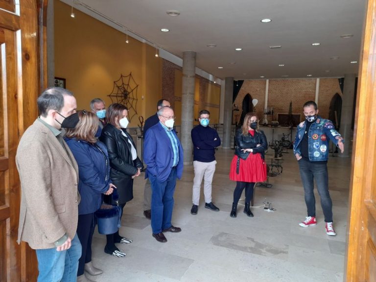 Inauguración de la exposición “El tiempo pasa, pesa, pisa” de Lolo Sancho en Rueda