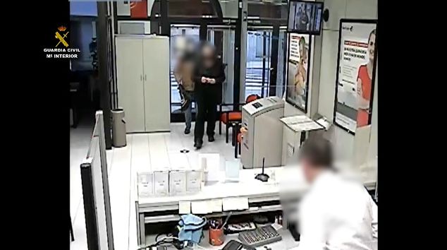 La Guardia Civil detiene a dos personas por atracar tres bancos