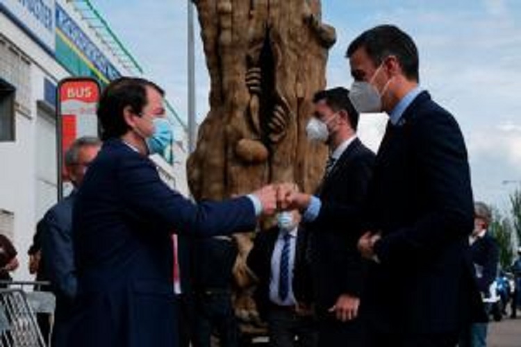 Mañueco insta al Gobierno a despejar la maraña administrativa que ralentiza el ritmo inversor para digitalizar Castilla y León