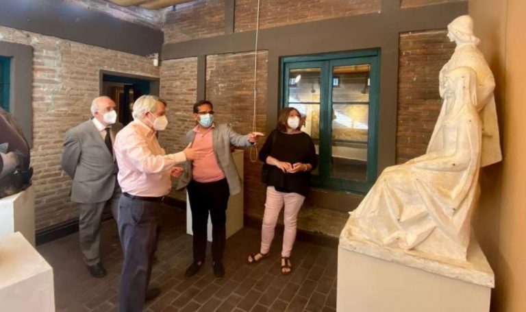 Cobos visitó la Real Academia de Bellas Artes Purísima Concepción