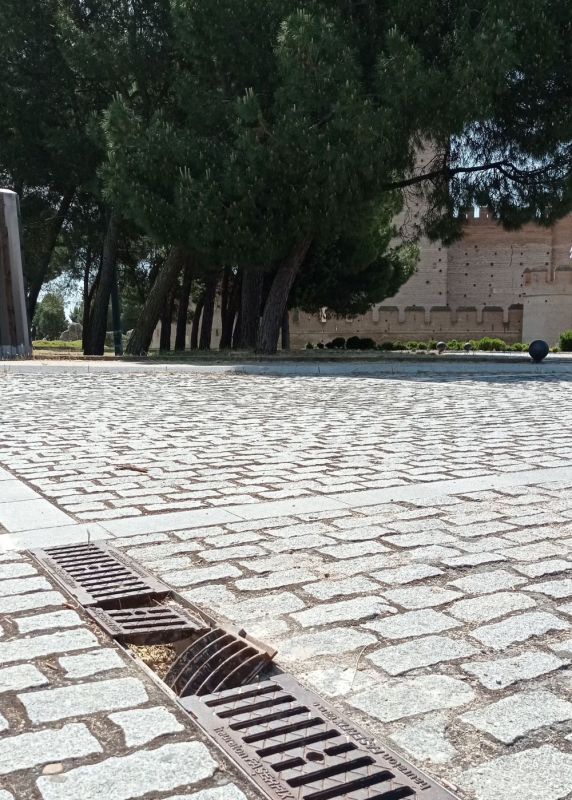 Alcantarilla levantada en la explanada del Castillo