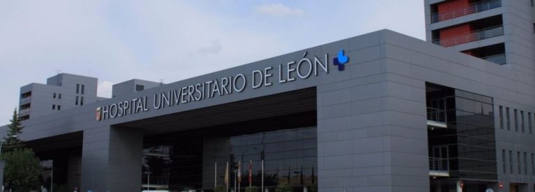 Trasladado al hospital un joven herido por arma blanca en León