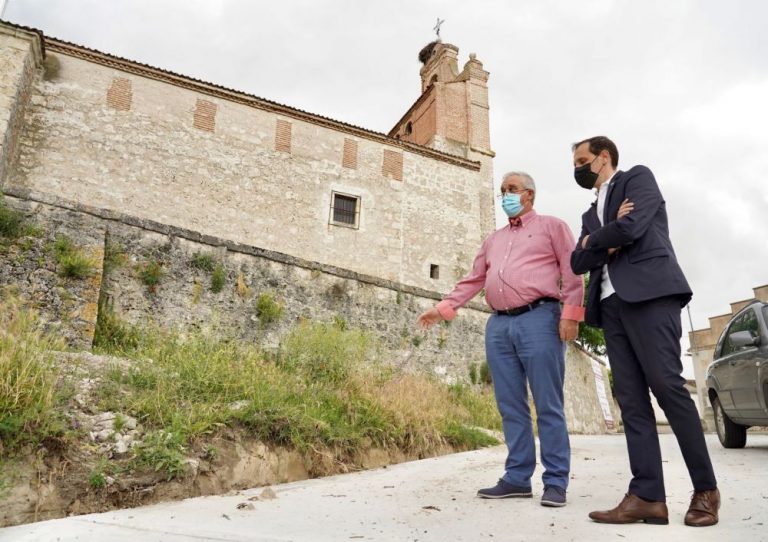 El alcalde de Megeces pide al presidente de la Diputación de Valladolid ayuda para finalizar la pavimentación de las calles del municipio