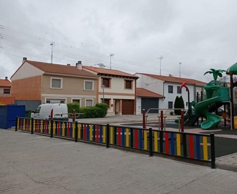 Tordesillas asegura con una valla el parque infantil de calle Garcilaso de la Vega