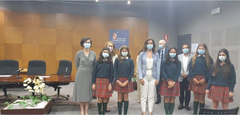 Las alumnas del Colegio Pinoalbar de Simancas reciben el premio autonómico de Consumópolis