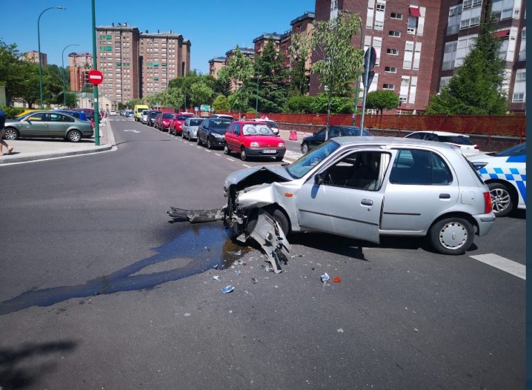 Un herido leve tras una colisión entre dos turismos en Valladolid