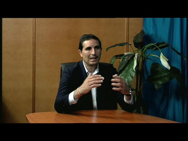 Guzmán Gómez Alcalde de Medina habla a los usuarios de la piscina cubierta