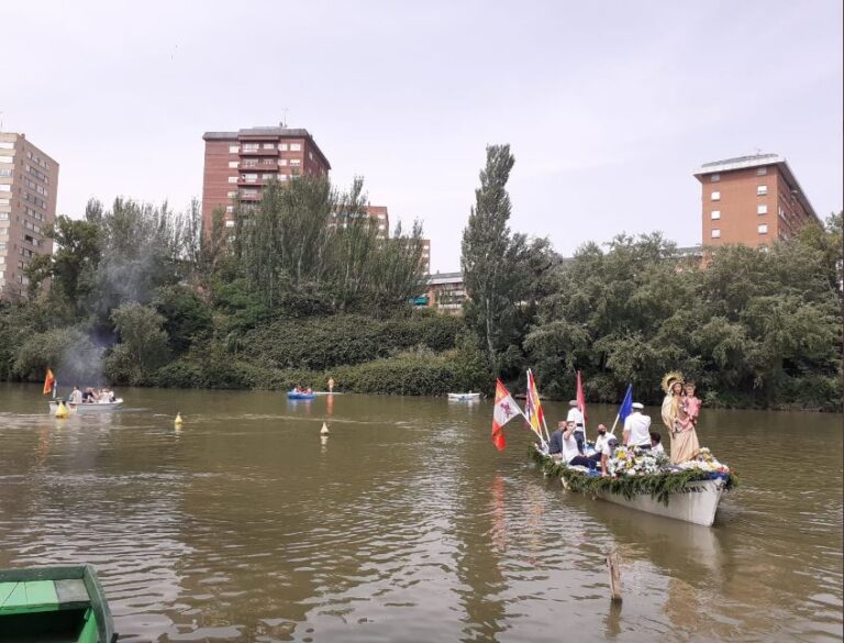 Valladolid ha celebrado la XXII procesión fluvial de la Virgen del Carmen