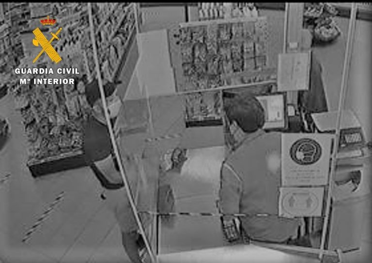 La Guardia Civil esclarece un timo del “cambio de billetes” perpetrado en una estación de servicio