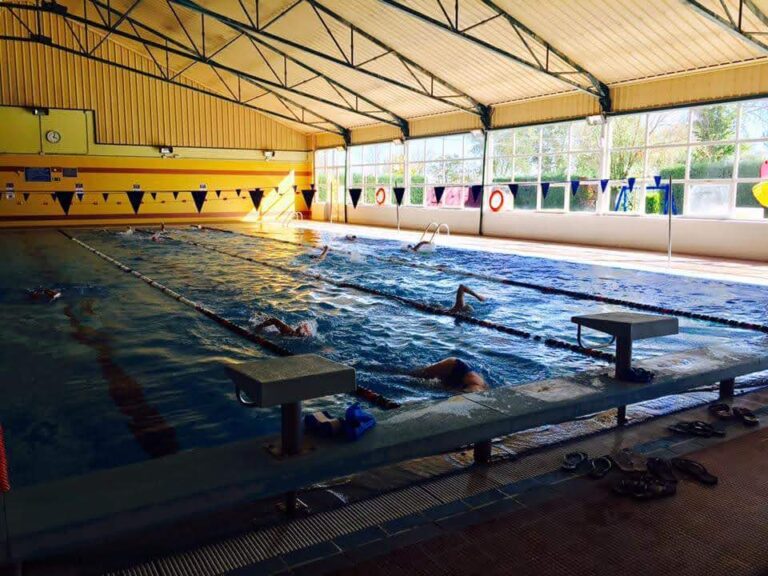 El Consistorio medinense sopesa la posibilidad de abrir la piscina cubierta tras el verano