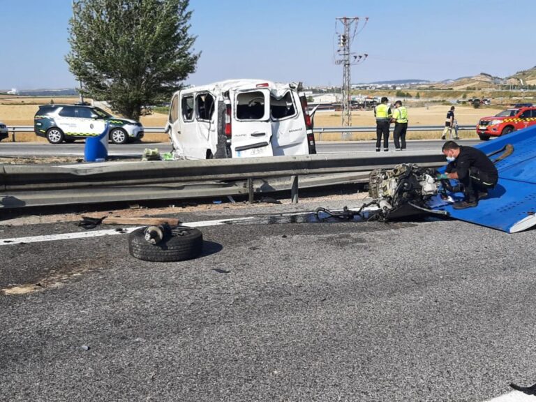 Un grave accidente en la AP-1 deja dos fallecidos y dos personas heridas de nacionalidad portuguesa