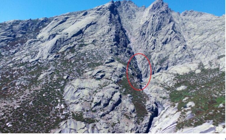 Rescatan a un escalador de 52 años tras una caída de 15 metros por un barranco en la sierra de Gredos