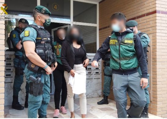 La Guardia Civil libera a 30 mujeres que fueron engañadas para prostituirse y obligadas a tomar drogas
