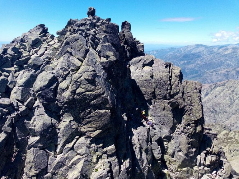 El Grupo de Rescate de Protección Civil socorre a un montañero herido tras sufrir una caída en las inmediaciones del pico Almanzor en Zapardiel de la Ribera