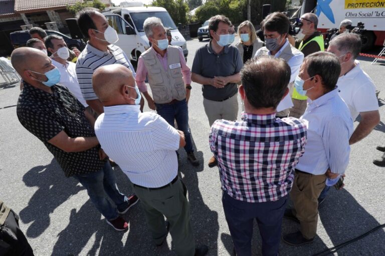 Mañueco anuncia medidas inmediatas para ayudar a los afectados del incendio de Navalacruz