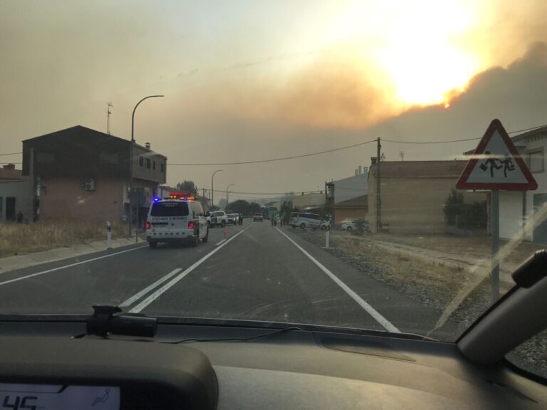 Evacuados dos municipios por el incendio forestal de Navalacruz