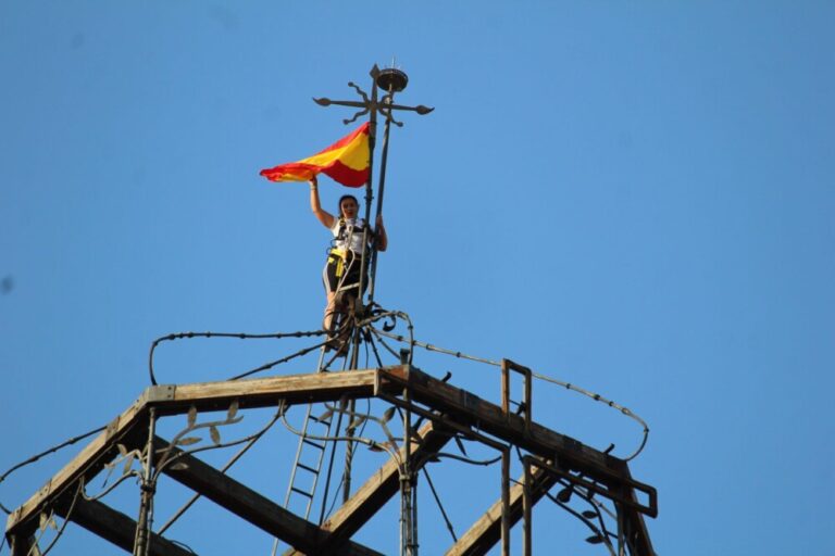 La torre de la Colegiata de San Antolín ya luce la nueva bandera rojigualda