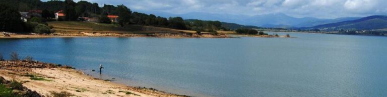 Las aguas del pantano del Ebro declaradas aptas para el baño