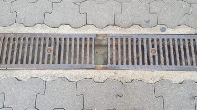 Alcantarilla defectuosa en calle Padilla