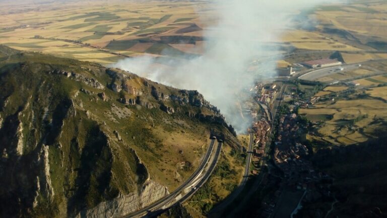 Declarado el nivel 2 en un incendio forestal en Pancorbo, Burgos y baja de nivel el de Candeleda