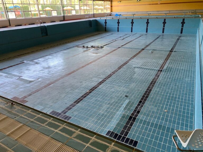 La mayoría de los internautas de La Voz cree que el Ayuntamiento no está gestionando correctamente la apertura de la piscina cubierta