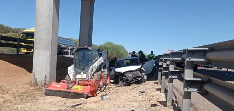 Una joven herida al chocar su vehículo con el guardarraíl en la A-6