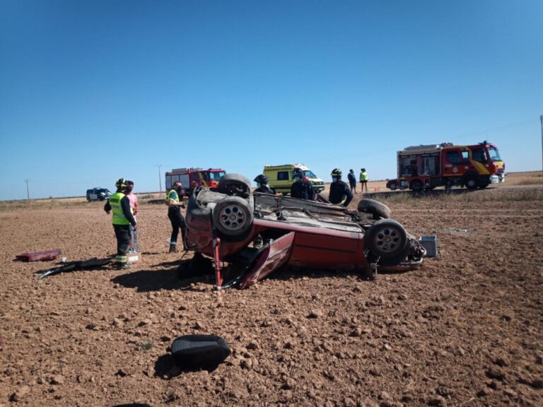 Queda atrapado en el interior de su vehículo tras el vuelco de su turismo en Wamba